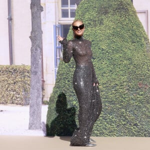 Paris Hilton Les arrivées du défilé BALENCIAGA au dôme des Invalides à Paris dimanche 1er septembre 2023 lors de la Paris Fashion Week, saison printemps-été 2024. 