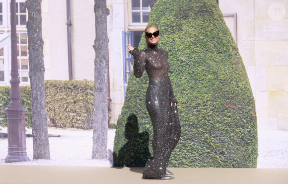 Paris Hilton Les arrivées du défilé BALENCIAGA au dôme des Invalides à Paris dimanche 1er septembre 2023 lors de la Paris Fashion Week, saison printemps-été 2024. 