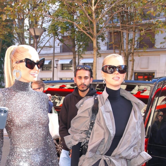 Paris, FRANCE - Paris Hilton et Nicki Hilton-Rothschild à la sortie du défilé Balenciaga, Paris, France