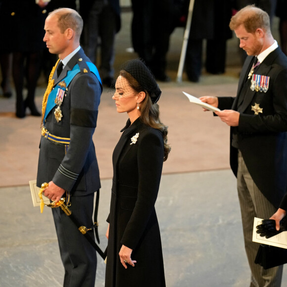 Le prince de Galles William, Kate Catherine Middleton, princesse de Galles, le prince Harry, duc de Sussex, Meghan Markle, duchesse de Sussex - Intérieur - Procession cérémonielle du cercueil de la reine Elisabeth II du palais de Buckingham à Westminster Hall à Londres. Le 14 septembre 2022 