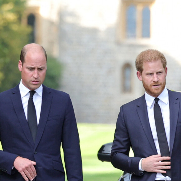 La princesse de Galles Kate Catherine Middleton, le prince de Galles William et le prince Harry, duc de Sussex et Meghan Markle, duchesse de Sussex à la rencontre de la foule devant le château de Windsor, suite au décès de la reine Elisabeth II d'Angleterre. Le 10 septembre 2022 