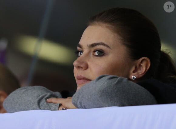 L'ex-championne olympique de gymnastique rythmique russe Alina Kabaeva assiste au match de hockey sur glace entre la Russie et la Slovaquie au Bolchoi Ice Palace à Sotchi, le 16 février 2014.