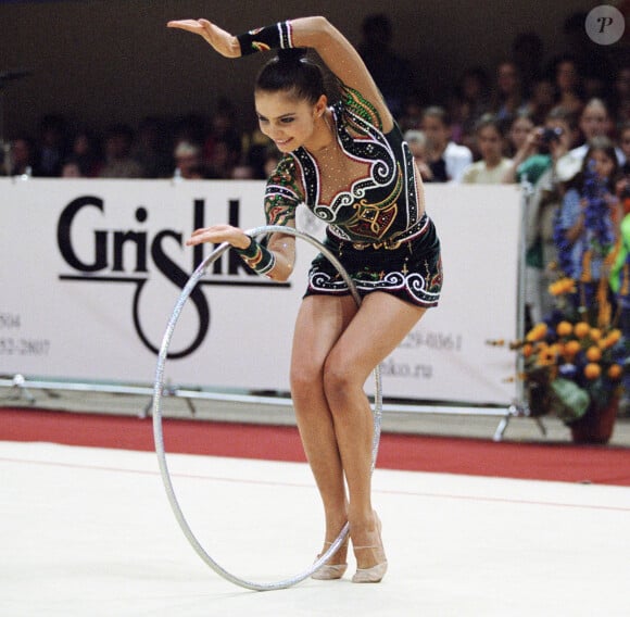 Archives - Alina Kabaeva lors de la compétition individuelle du Championnat russe de gymnastique rythmique 2001. Le 7 mai 2001