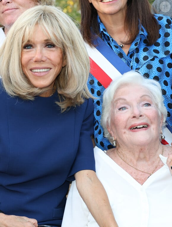 Plusieurs proches à elle avaient fait le déplacement, notamment Brigitte Macron.
Line Renaud et Brigitte Macron lors de l'inauguration du jardin des ambassadeurs Line Renaud à Paris le 2 octobre 2023. © Coadic Guirec / Bestimage 