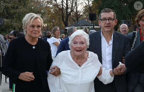 Muriel Robin, Line Renaud et Dany Boon lors de l'inauguration du jardin des ambassadeurs Line Renaud à Paris le 2 octobre 2023. © Coadic Guirec / Bestimage  Inauguration of the Line Renaud ambassador garden in Paris on october 2nd 2023 