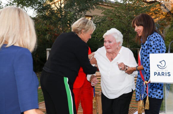 Muriel Robin, Line Renaud et Anne Hidalgo, maire de Paris lors de l'inauguration du jardin des ambassadeurs Line Renaud à Paris le 2 octobre 2023. © Coadic Guirec / Bestimage 