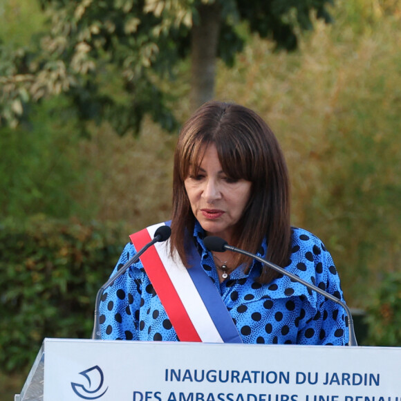 Line Renaud et Anne Hidalgo, maire de Paris lors de l'inauguration du jardin des ambassadeurs Line Renaud à Paris le 2 octobre 2023. © Coadic Guirec / Bestimage 