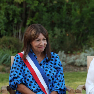 Anne Hidalgo a fait un discours pour elle.
Jeanne d'Hauteserre, Anne Hidalgo, maire de Paris et Line Renaud lors de l'inauguration du jardin des ambassadeurs Line Renaud à Paris le 2 octobre 2023. © Coadic Guirec / Bestimage 