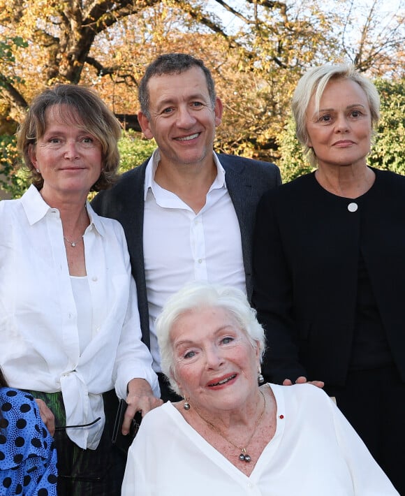 Claude Chirac, Dany Boon, Muriel Robin et Line Renaud lors de l'inauguration du jardin des ambassadeurs Line Renaud à Paris le 2 octobre 2023. © Coadic Guirec / Bestimage 