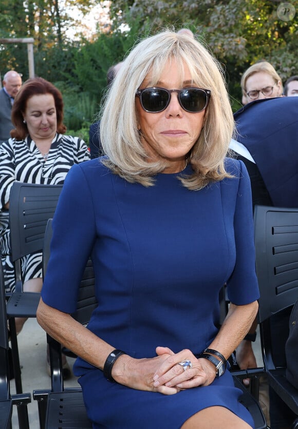 Brigitte Macron lors de l'inauguration du jardin des ambassadeurs Line Renaud à Paris le 2 octobre 2023. © Coadic Guirec / Bestimage 