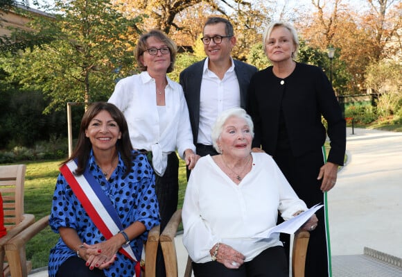 Dany Boon et Claude Chirac étaient ravis pour elle.
Anne Hidalgo, maire de Paris, Claude Chirac, Dany Boon, Muriel Robin et Line Renaud lors de l'inauguration du jardin des ambassadeurs Line Renaud à Paris le 2 octobre 2023. © Coadic Guirec / Bestimage 