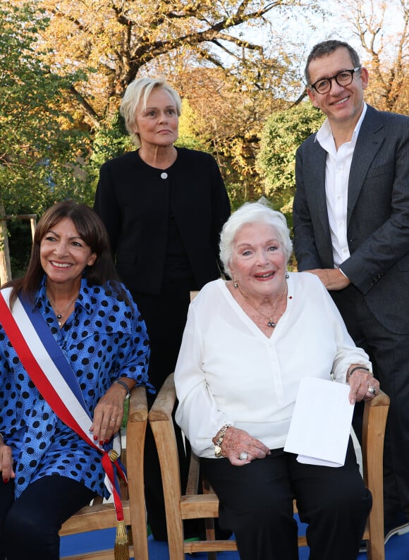 Anne Hidalgo, maire de Paris, Muriel Robin, Line Renaud et Dany Boon lors de l'inauguration du jardin des ambassadeurs Line Renaud à Paris le 2 octobre 2023. © Coadic Guirec / Bestimage 