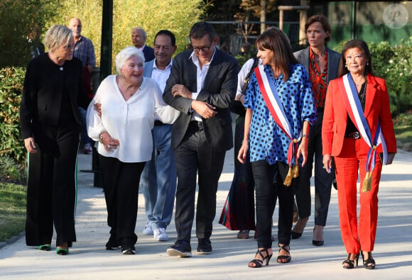 Muriel Robin, Line Renaud, Jean-Luc Romero, Dany Boon, Anne Hidalgo, maire de Paris et Jeanne d'Hauteserre lors de l'inauguration du jardin des ambassadeurs Line Renaud à Paris le 2 octobre 2023. © Coadic Guirec / Bestimage 