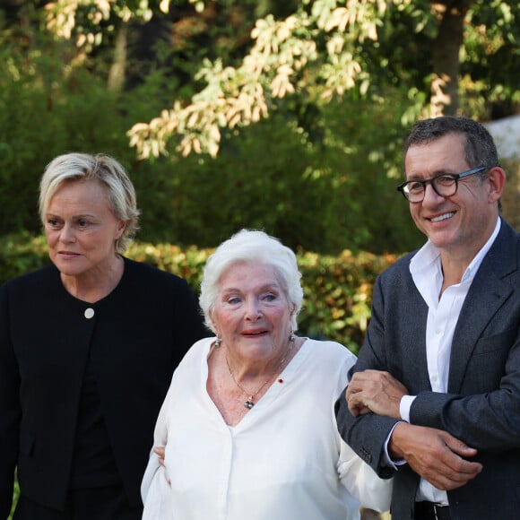 Muriel Robin, Line Renaud et Dany Boon lors de l'inauguration du jardin des ambassadeurs Line Renaud à Paris le 2 octobre 2023. © Coadic Guirec / Bestimage 
