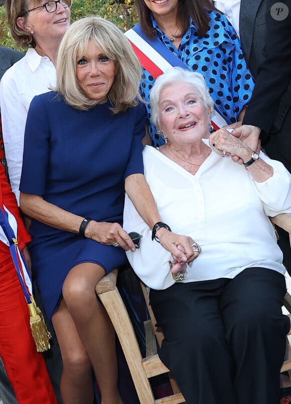 Line Renaud et Brigitte Macron lors de l'inauguration du jardin des ambassadeurs Line Renaud à Paris le 2 octobre 2023. © Coadic Guirec / Bestimage 