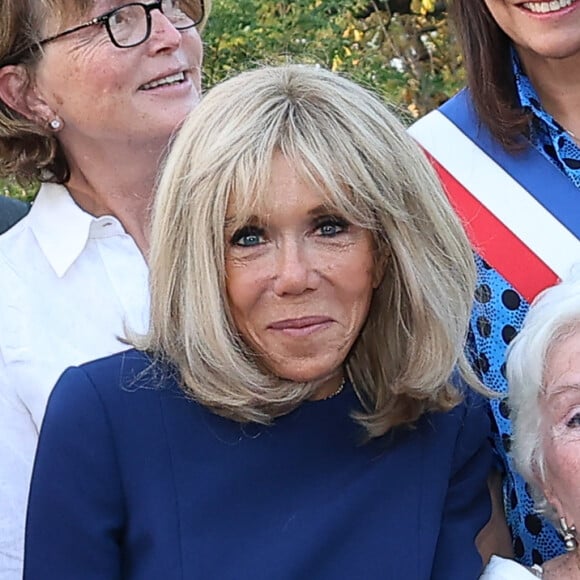 Line Renaud et Brigitte Macron lors de l'inauguration du jardin des ambassadeurs Line Renaud à Paris le 2 octobre 2023. © Coadic Guirec / Bestimage 