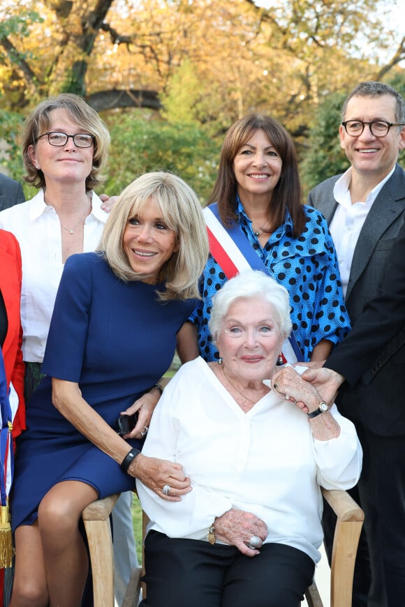 Claude Chirac, Brigitte Macron, Anne Hidalgo, maire de Paris, Dany Boon et Line Renaud lors de l'inauguration du jardin des ambassadeurs Line Renaud à Paris le 2 octobre 2023. © Coadic Guirec / Bestimage  Inauguration of the Line Renaud ambassador garden in Paris on october 2nd 2023