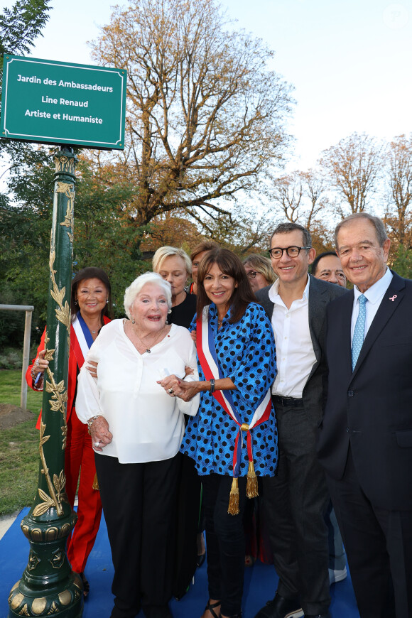 Jeanne d'Hauteserre, Line Renaud, Muriel Robin, Anne Hidalgo, maire de Paris, Dany Boon, Patrick Ollier lors de l'inauguration du jardin des ambassadeurs Line Renaud à Paris le 2 octobre 2023. © Coadic Guirec / Bestimage 