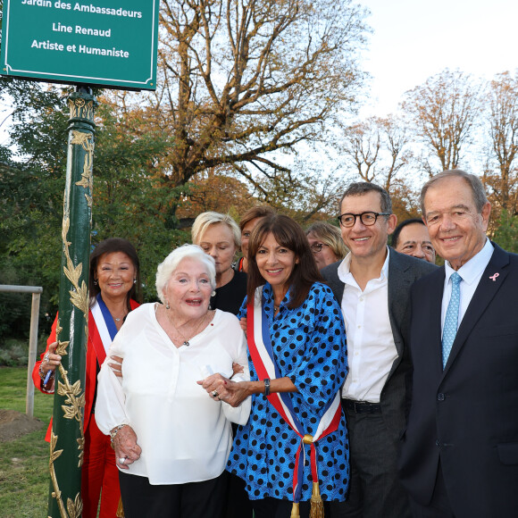 Jeanne d'Hauteserre, Line Renaud, Muriel Robin, Anne Hidalgo, maire de Paris, Dany Boon, Patrick Ollier lors de l'inauguration du jardin des ambassadeurs Line Renaud à Paris le 2 octobre 2023. © Coadic Guirec / Bestimage 