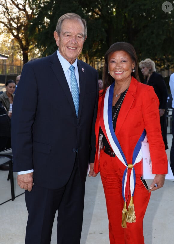 Patrick Ollier et Jeanne d'Hauteserre lors de l'inauguration du jardin des ambassadeurs Line Renaud à Paris le 2 octobre 2023. © Coadic Guirec / Bestimage 