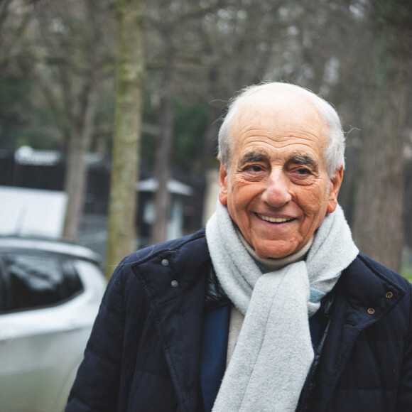 Jean-Pierre Elkabbach - Arrivées à l'enregistrement de l'émission "Vivement Dimanche" au Studio Gabriel à Paris, diffusée le 5 février 2023 sur France 3. Le 25 janvier 2023.