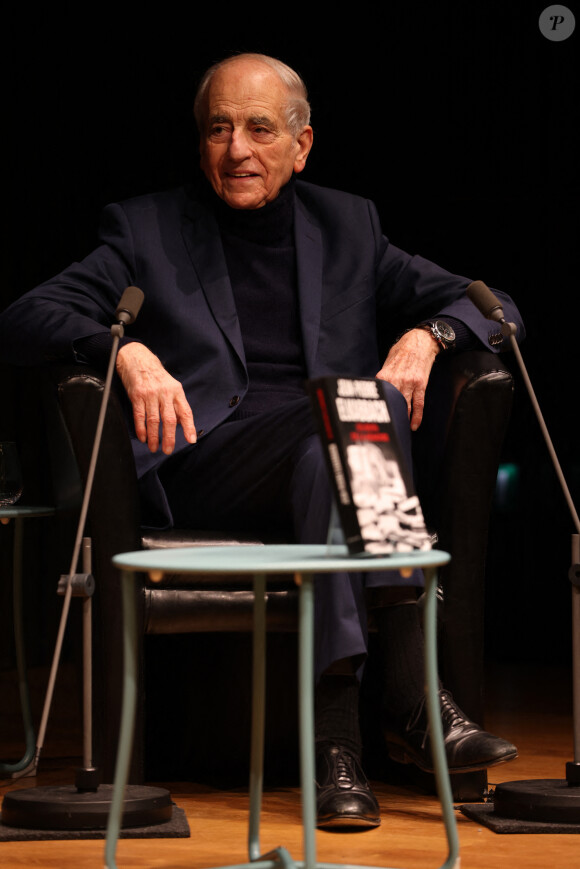 Jean-Pierre Elkabbach présente son livre "Les rives de la mémoire" (Ed. Bouquins) au centre de conférences "Station Ausone" à Bordeaux, le 7 décembre 2022.