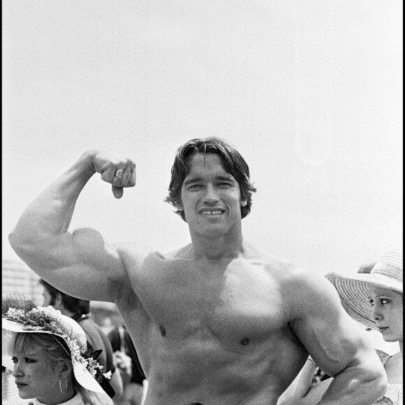 Lisa Lyon avait côtoyé une autre figure du culturisme, Arnold Schwarzenegger et posé avec lui
Photo d'archive d'Arnold Schwarzenegger en 1977 au Festival de Cannes