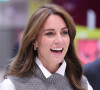 Kate Middleton s'est rendue dans un centre commercial de Bracknell, à côté de Londres
Catherine (Kate) Middleton, princesse de Galles, lors d'une visite au centre communautaire Vsi Razom dans le centre commercial Lexicon à Bracknell, Royaume Uni
