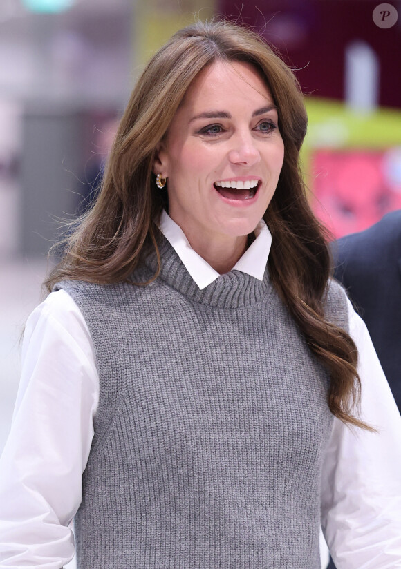 Kate Middleton s'est rendue dans un centre commercial de Bracknell, à côté de Londres
Catherine (Kate) Middleton, princesse de Galles, lors d'une visite au centre communautaire Vsi Razom dans le centre commercial Lexicon à Bracknell, Royaume Uni