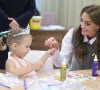 Kate Middleton a aidé une petite fille à fabriquer des rubans jaunes et bleus, couleurs du pays en guerre
Catherine (Kate) Middleton, princesse de Galles, lors d'une visite au centre communautaire Vsi Razom dans le centre commercial Lexicon à Bracknell, Royaume Uni, le 4 octobre 2023. 