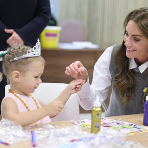 Kate Middleton a aidé une petite fille à fabriquer des rubans jaunes et bleus, couleurs du pays en guerre
Catherine (Kate) Middleton, princesse de Galles, lors d'une visite au centre communautaire Vsi Razom dans le centre commercial Lexicon à Bracknell, Royaume Uni, le 4 octobre 2023. 