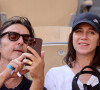 Charlotte Gainsbourg et son compagnon Yvan Attal en tribunes lors des Internationaux de France de tennis de Roland Garros 2023, à Paris, le 9 juin 2023. © Jacovides-Moreau/Bestimage