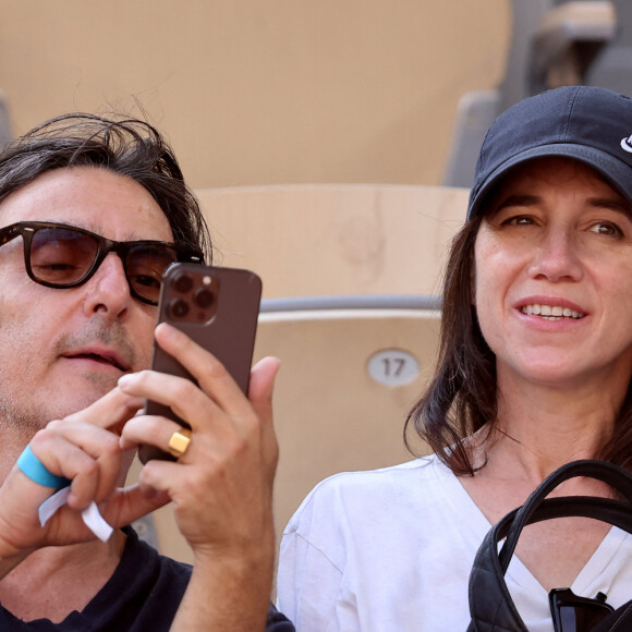 Charlotte Gainsbourg et son compagnon Yvan Attal en tribunes lors des Internationaux de France de tennis de Roland Garros 2023, à Paris, le 9 juin 2023. © Jacovides-Moreau/Bestimage