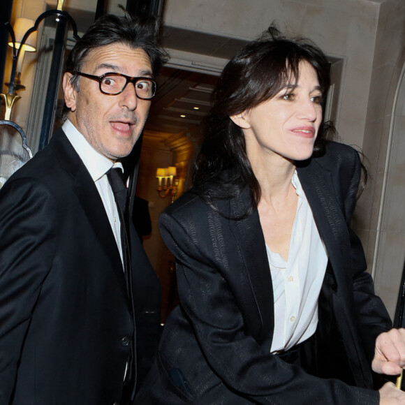 Yvan Attal et sa compagne Charlotte Gainsbourg - 10e édition du "Global Gift Gala 2022" au Four Seasons Hotel George V à Paris. © Christophe Clovis / Bestimage