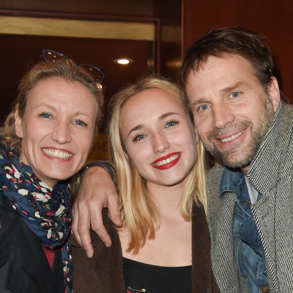 Il a pour rappel été en couple avec Alexandra Lamy, avec qui ils ont une fille, Chloé.
Alexandra Lamy, Chloé Jouannet et son père Thomas Jouannet - Représentation de la pièce "Les Monologues du Vagin" au théâtre le Comédia à Paris le 12 mars 2018. © Guirec Coadic/Bestimage