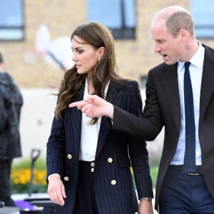 Le prince William, prince de Galles, et Catherine (Kate) Middleton, princesse de Galles, lors d'une visite au lycée Fitzalan de Cardiff, le 3 octobre 2023. Le couple princier est venu pour en apprendre davantage sur les cours professionnels proposés par l'école. 