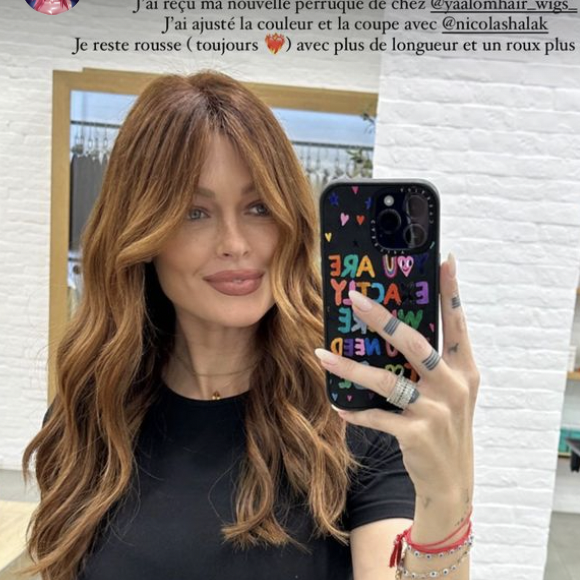 "J'ai reçu ma nouvelle perruque", s'est-elle enthousiasmée en story Instagram, en postant un selfie d'elle.
Caroline Receveur, atteinte d'un cancer, dévoile sa nouvelle perruque en story Instagram.
