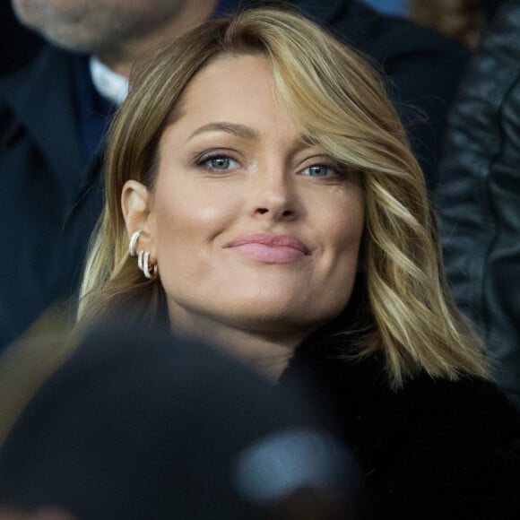 Caroline Receveur avait de quoi avoir le sourire.
Caroline Receveur dans les tribunes lors du match de Ligue 1 "PSG - OM (4-0)" au Parc des Princes. © Cyril Moreau/Bestimage