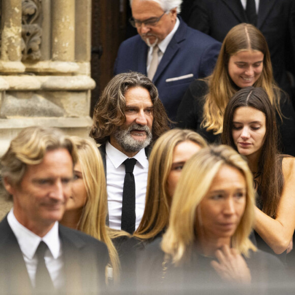 L'occasion de découvrir la fille de Frédéric Beigbeder ainsi que ses nièces, très discrètes.
Exclusif - Frédéric Beigbeder et sa fille Chloë, Charles Beigbeder et sa femme Carine - Obsèques de Jean-Michel Beigbeder en l'Eglise Saint-Séverin à Paris, le 29 septembre 2023. 