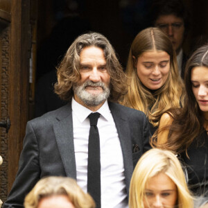 Frédéric Beigbeder a assisté aux obsèques de son père avec sa fille Chloé. 
Exclusif - Frédéric Beigbeder et sa fille Chloë, Charles Beigbeder et sa femme Carine et leurs filles - Obsèques de Jean-Michel Beigbeder en l'Eglise Saint-Séverin à Paris. 