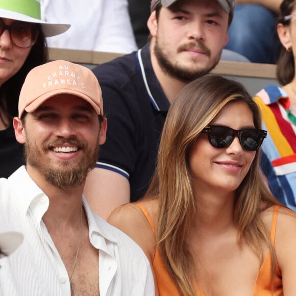 Théo Fleury et sa compagne Camille Cerf, Miss France 2015 en tribune (jour 14) lors des Internationaux de France de Tennis de Roland Garros 2022 à Paris, France, le 4 juin 2022. © Dominique Jacovides/Bestimage 