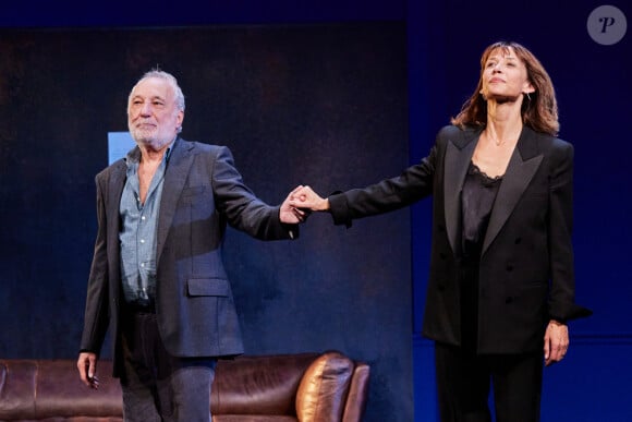 
François Berléand et Sophie Marceau après une avant-première de la pièce "La Note" au théâtre des Bouffes Parisiens à Paris, le 21 septembre 2023.