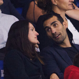 Martin Fourcade et sa femme Hélène Uzabiaga - People dans les tribunes du match de Coupe du monde de rugby entre la France et l'Italie (60-7) à Lyon le 6 octobre 2023. © Cyril Moreau-Dominique Jacovides/Bestimage