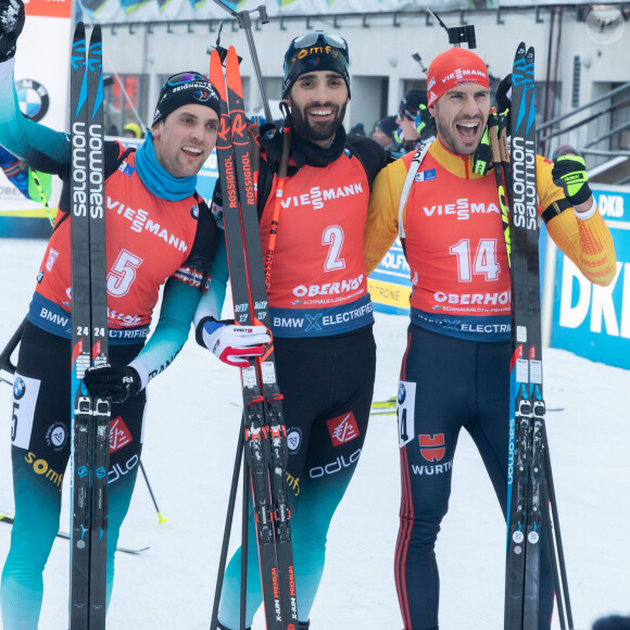 Simon Desthieux (FRA), Martin Fourcade (FRA) et Arnd Peiffer (GER) lors de la mass start en biathlon à Oberhof, Allemagne, le 12 janvier 2020. © Imago/Panoramic/Bestimage