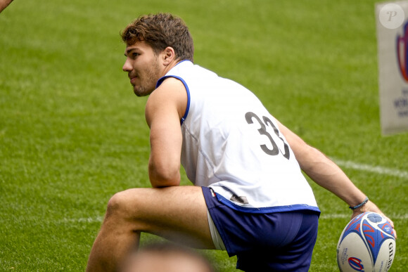 Antoine Dupont lors d'une séance d'entraînement au stade OL de Decines-Charpieu, près de Lyon, dans le sud-est de la France, le 4 octobre 2023, lors de la Coupe du monde de rugby en France 2023.