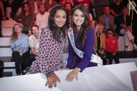 Exclusif - Cindy Fabre (Miss France 2005 et nouvelle directrice de Miss France), Diane Leyre (Miss France 2022) - Sur le plateau de l'émission TPMP (Touche Pas à Mon Poste) présentée en direct par C.Hanouna et diffusée sur C8 - Paris le 19/09/2022 - © Jack Tribeca / Bestimage 