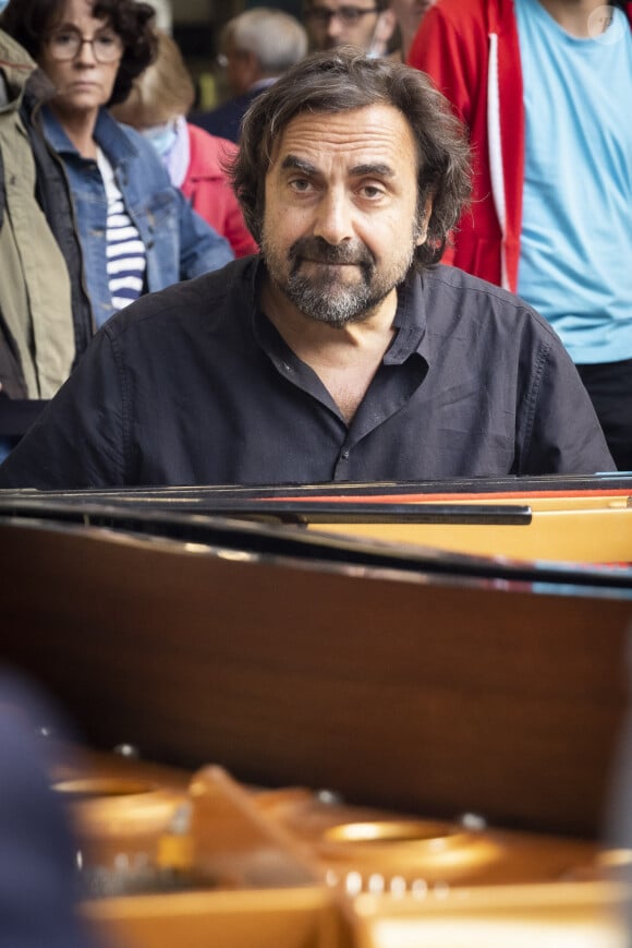 André Manoukian - Il y a 10 ans aujourd'hui était installé le tout premier piano en gare de Paris-Montparnasse. © Jack Tribeca/Bestimage