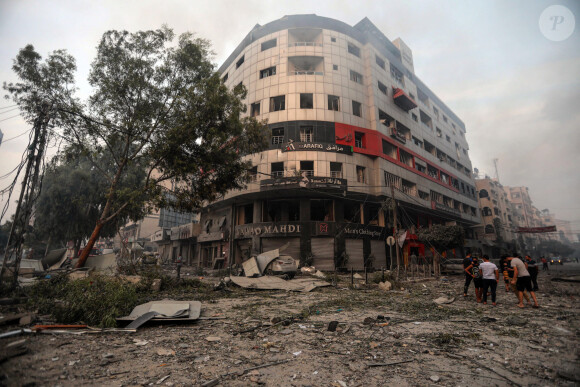 Effets des bombardements israéliens sur la ville de Gaza, en riposte à l'attaque du Hamas sur Israël, le 7 octobre 2023. 