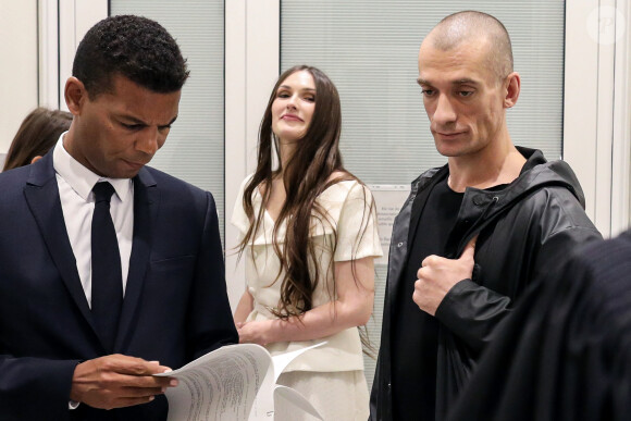 Ils ont été condamné pour avoir diffusé les vidéos à caractère sexuel
Yassine Bouzrou, l'avocat de Piotr Pavlenski - Procès pour diffusion de vidéos intimes de Benjamin Griveaux, jugement pour l'artiste russe Piotr Pavlenski et sa compagne Alexandra de Taddeo au tribunal judiciaire de Batignolles à la 17e chambre correctionnelle, Paris, le 11 octobre 2023 © Stéphane Lemouton / Bestimage 