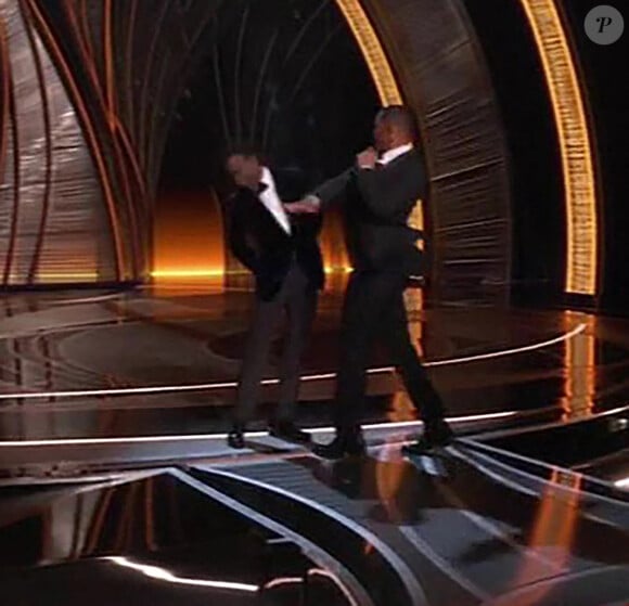Ils n'étaient donc déjà plus ensemble lors de la giffle de Will Smith à Chris Rock aux Oscars.
Will Smith frappe Chris Rock sur la scène des Oscars, le 27 mars 2022.